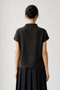 June Park (5'9.5" / 177 cm) wears a size S