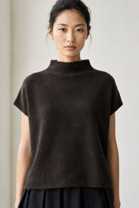 June Park (5'9.5" / 177 cm) wears a size S