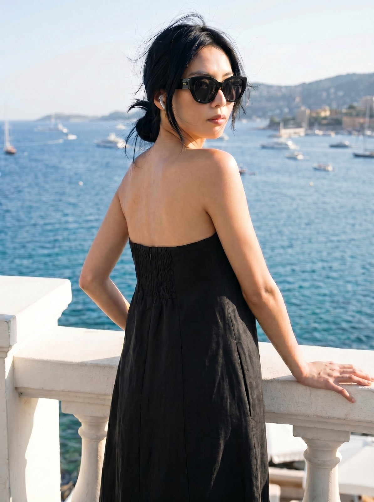 Mia (5'8.5" / 174 cm) wears a size S