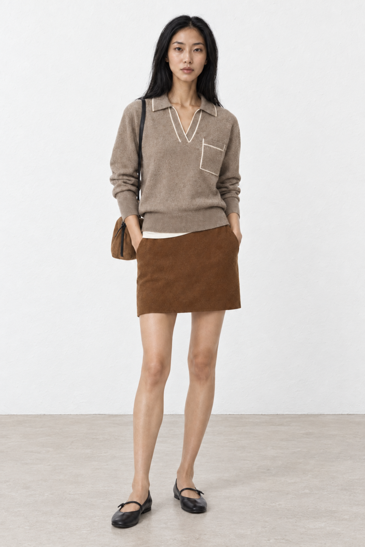 June Park (5'9.5" / 177 cm) wears a size S