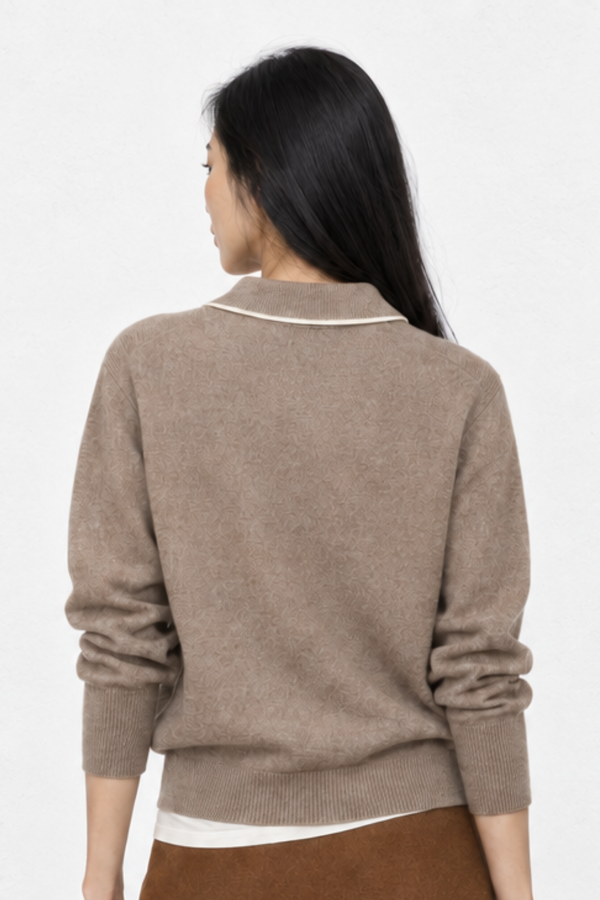 June Park (5'9.5" / 177 cm) wears a size S