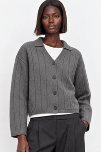 Simone Carter (5'10.5" / 179 cm) wears a size S