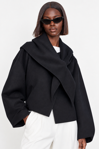 Simone Carter (5'10.5" / 179 cm) wears a size S
