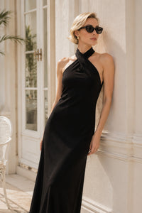 Anna (5'7" / 170 cm) wears a size S