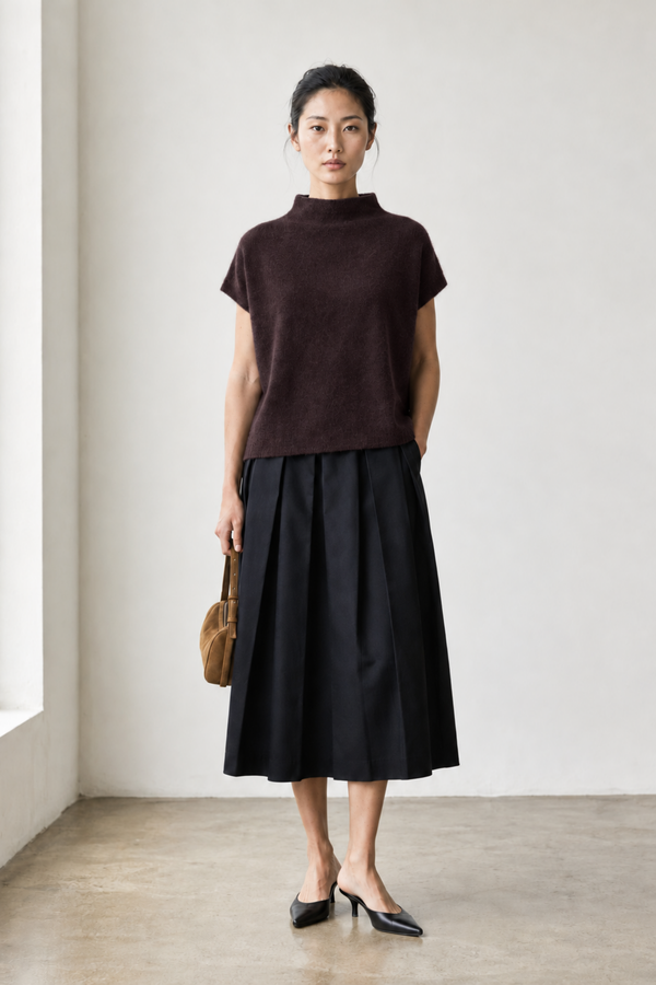 June Park (5'9.5" / 177 cm) wears a size S