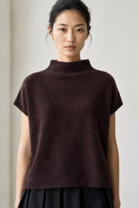 June Park (5'9.5" / 177 cm) wears a size S